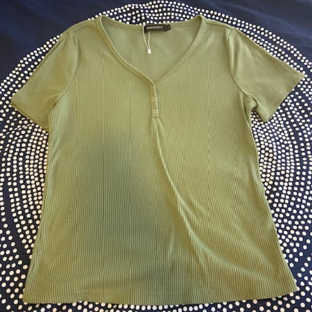 Green ribbed short sleeved faux button shirt - L